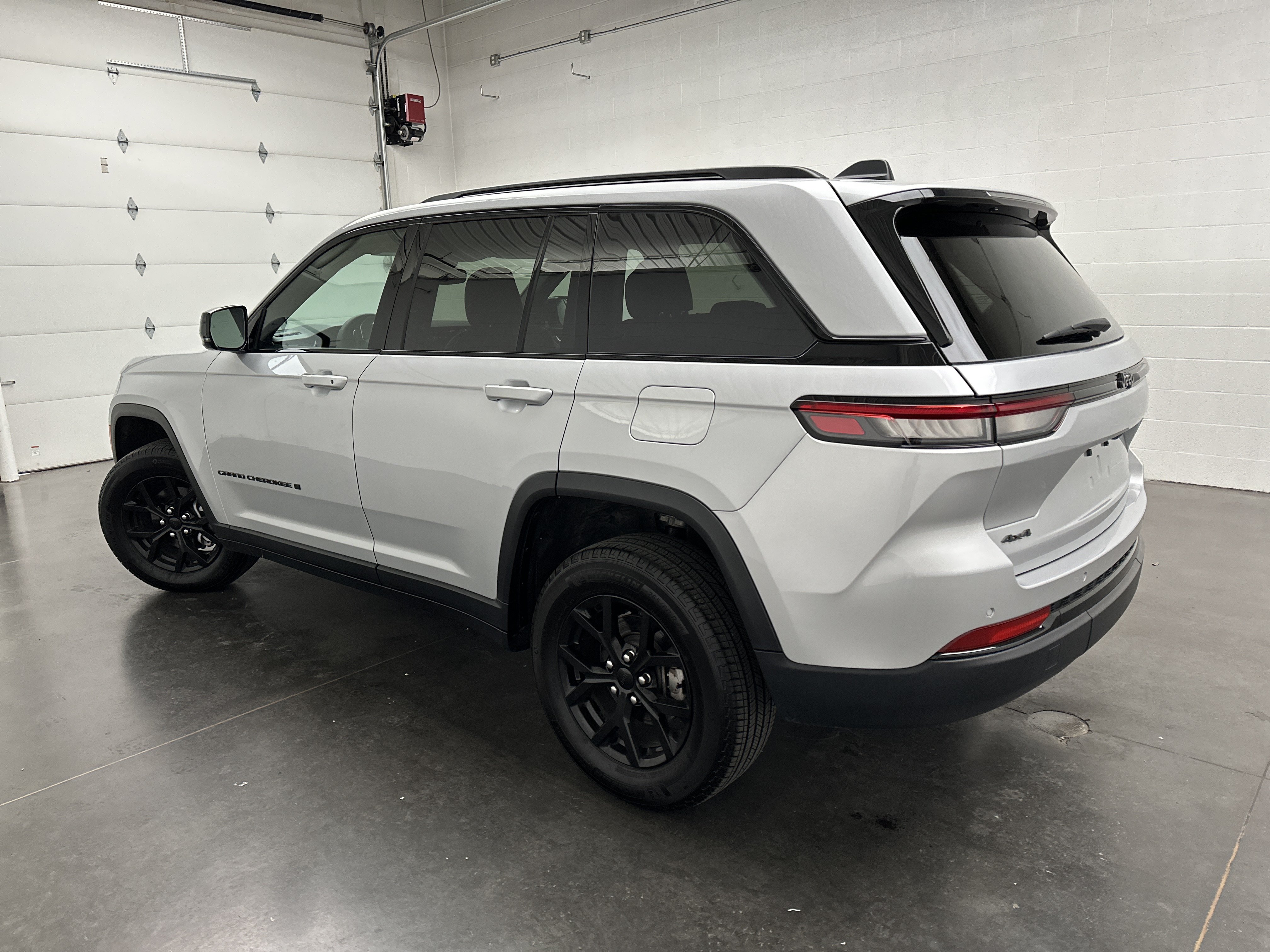 Used 2024 Jeep Grand Cherokee Altitude AWD/4WD image 7