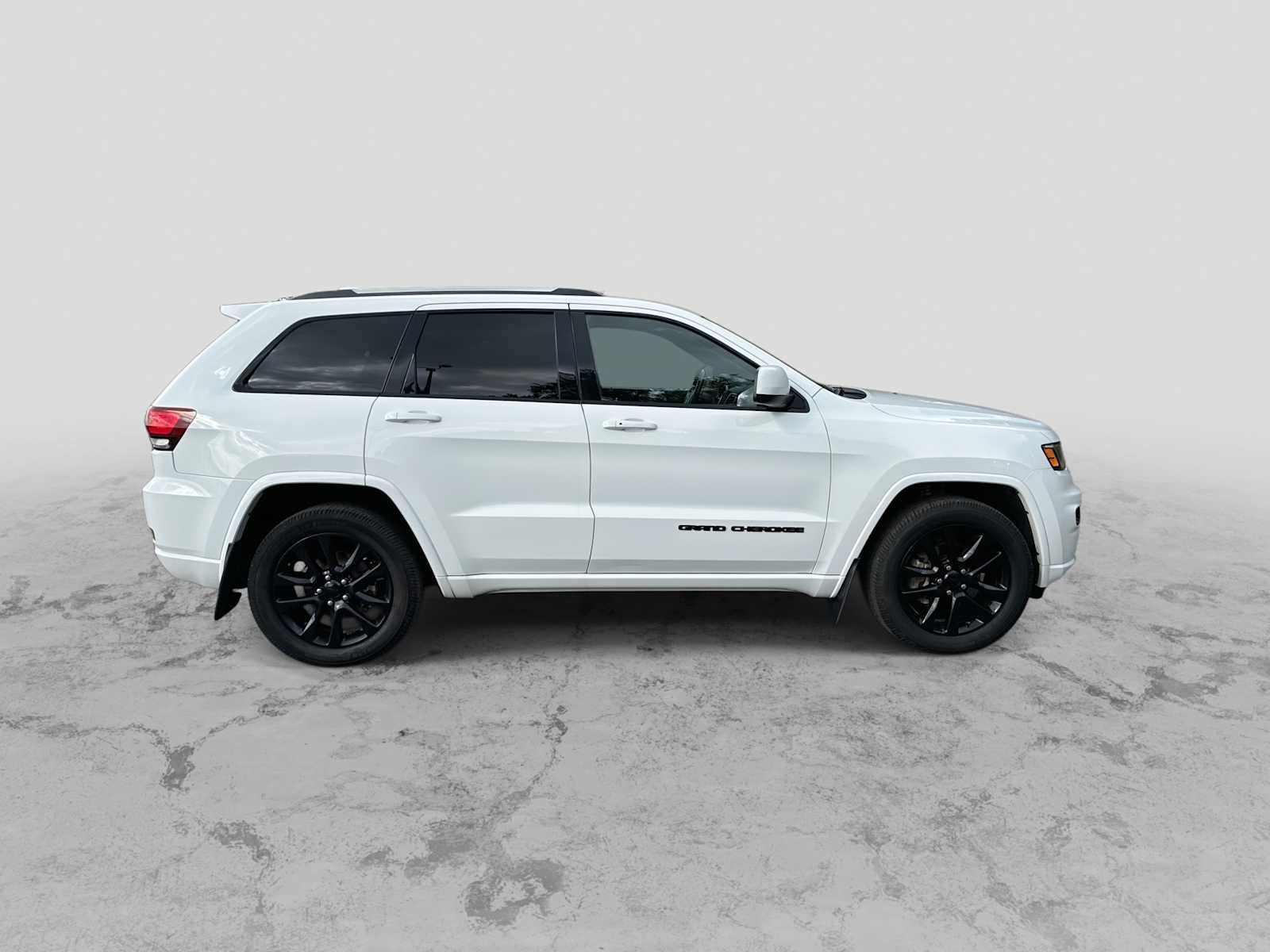 Used 2020 Jeep Grand Cherokee Altitude AWD/4WD image 9