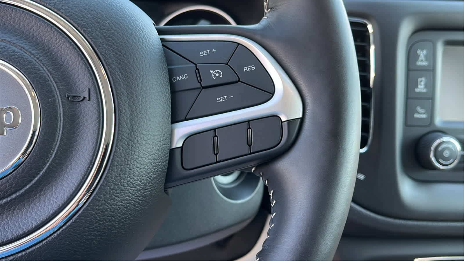 Used 2017 Jeep Compass Latitude w/ Cold Weather Group image 13