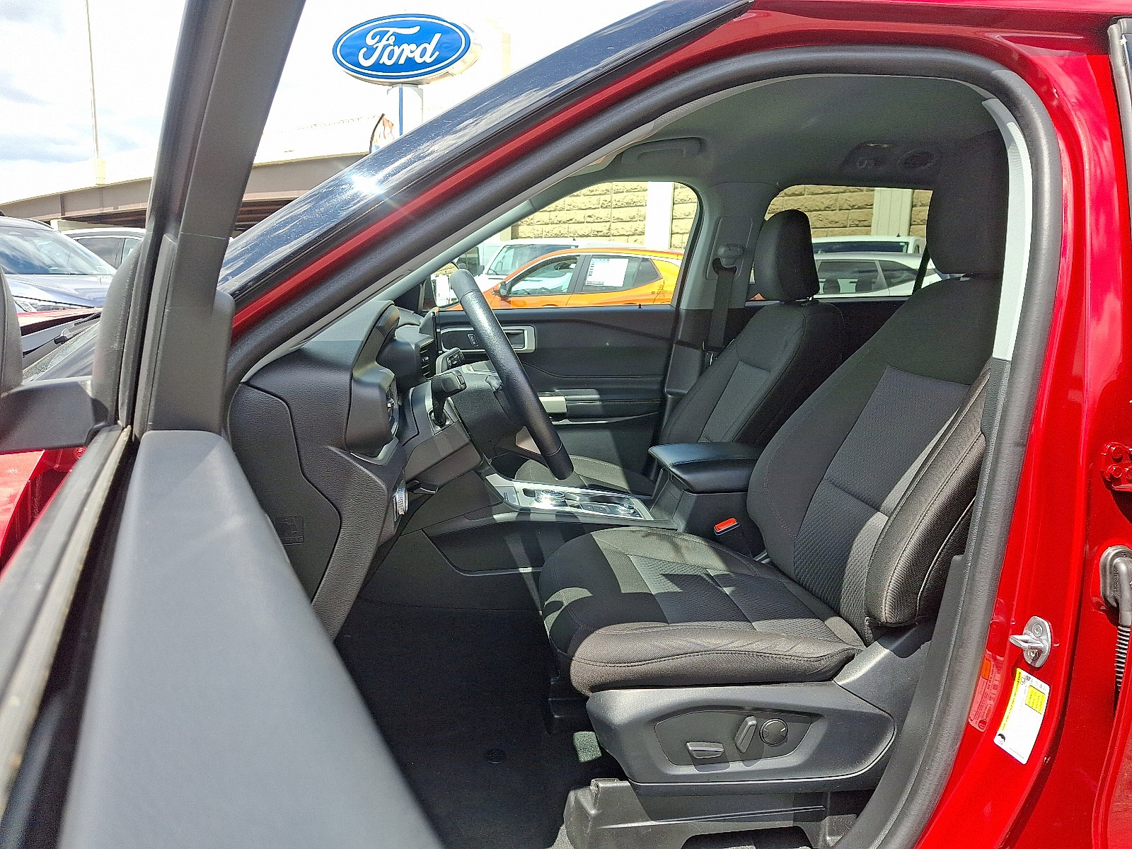 Used 2022 Ford Explorer XLT w/ Class IV Trailer Tow Package AWD/4WD image 14