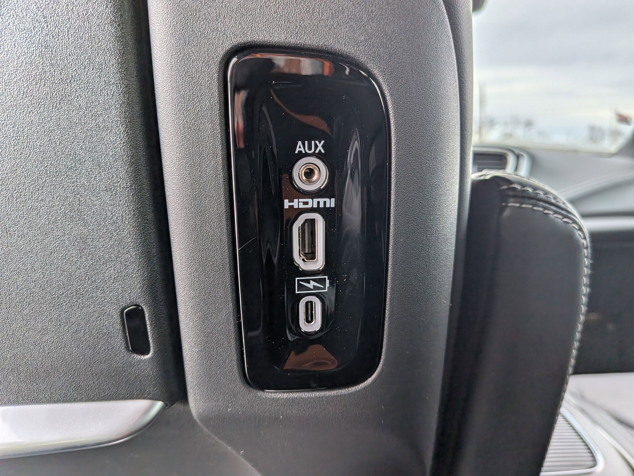 New 2026 Chrysler Pacifica Limited w/ Uconnect Theater Family Group image 26