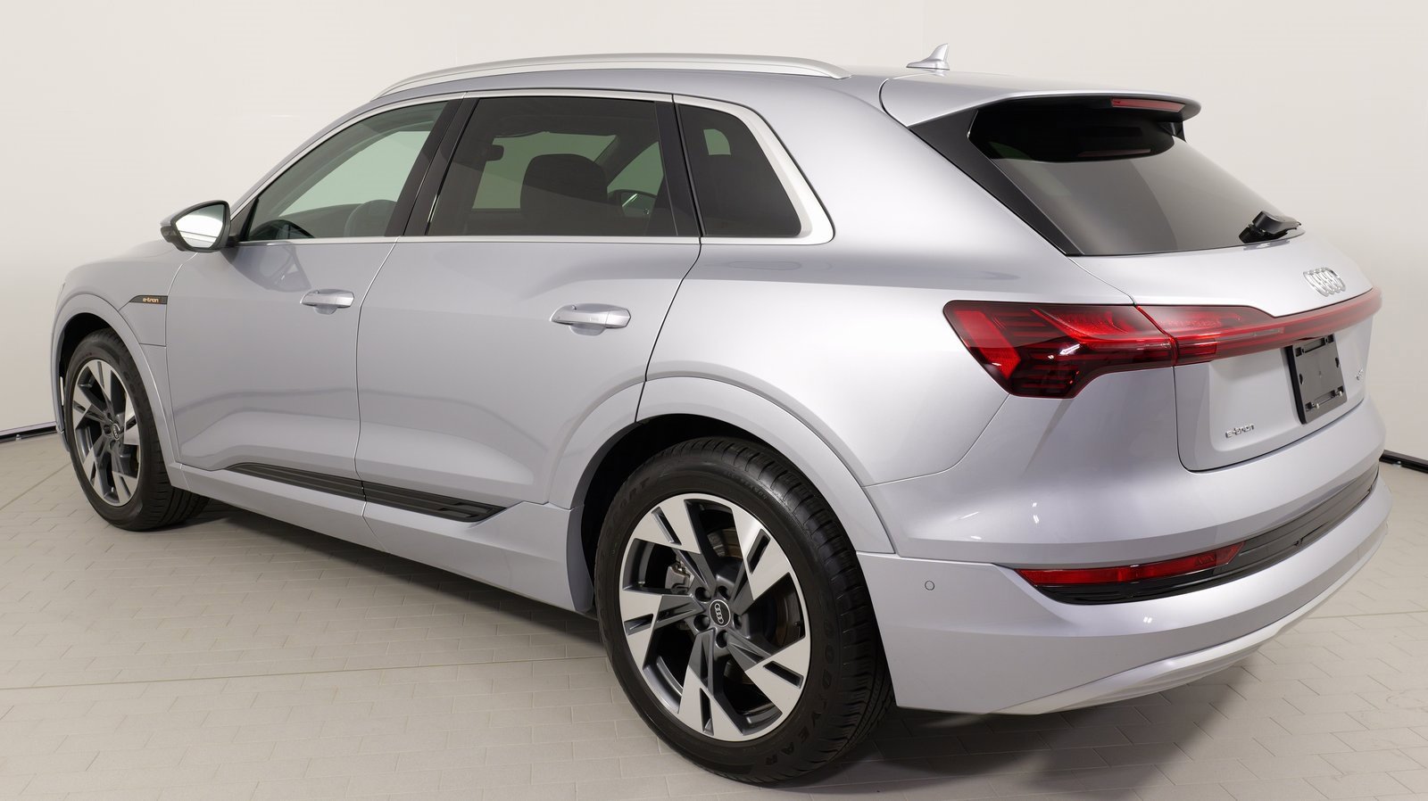 Used 2022 Audi e-tron Premium Plus w/ Premium Plus Package image 35