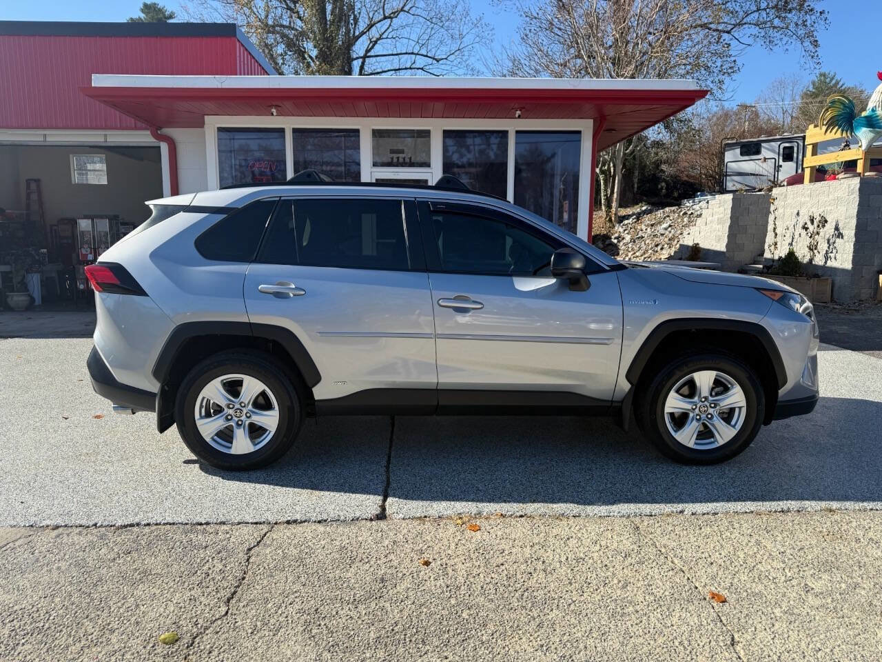 Used 2021 Toyota RAV4 LE image 12