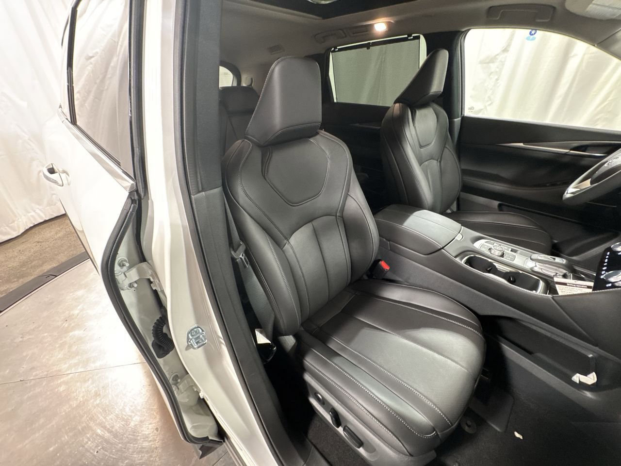 Certified 2025 INFINITI QX60 Luxe w/ Vision Package image 32