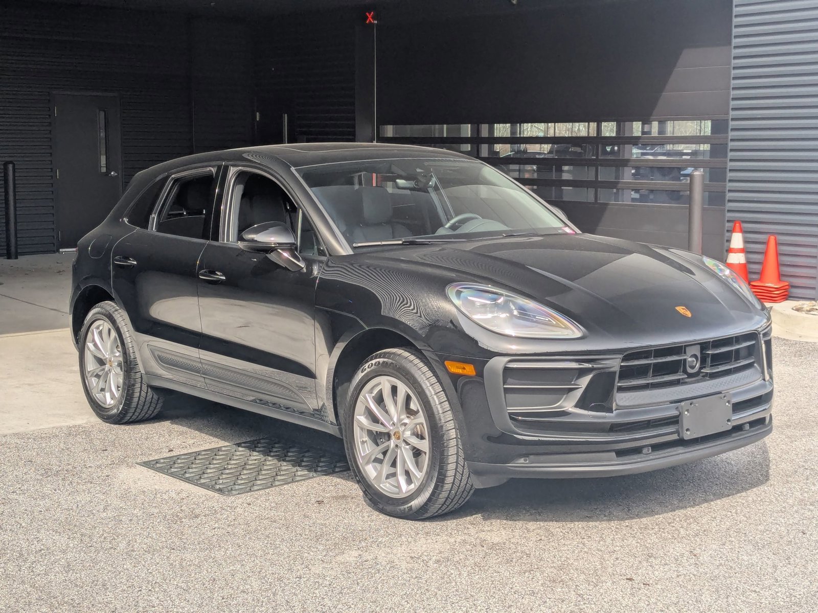 Certified 2026 Porsche Macan Turbo AWD/4WD image 7