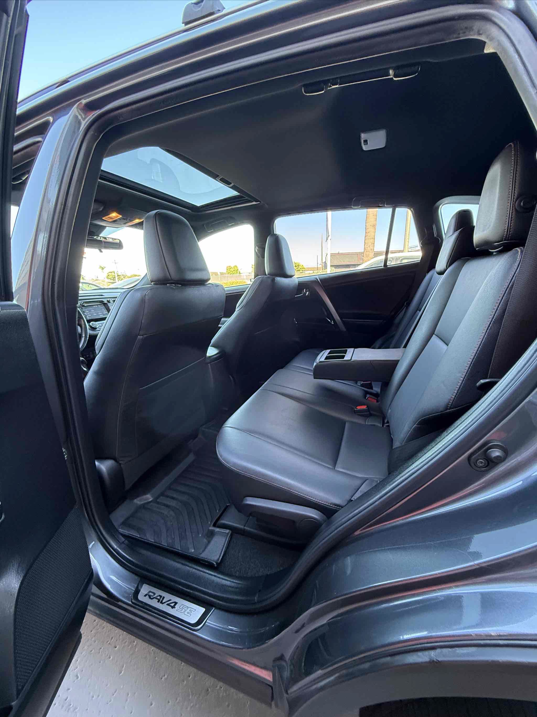 Used 2018 Toyota RAV4 SE w/ All Weather Liner Package FWD image 95