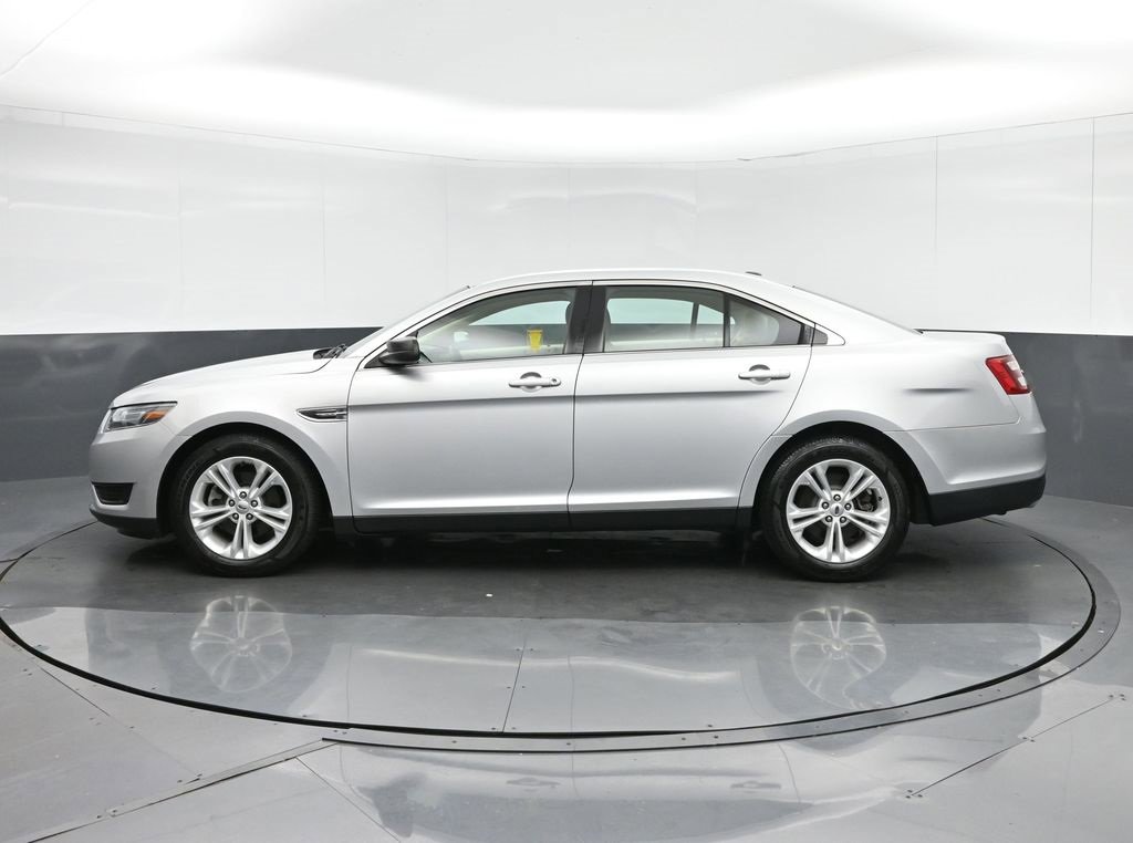 Used 2017 Ford Taurus SE image 4