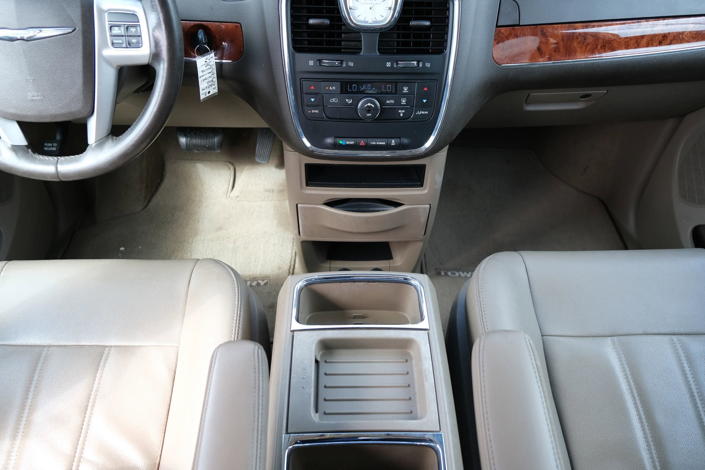Used 2015 Chrysler Town & Country Touring image 28