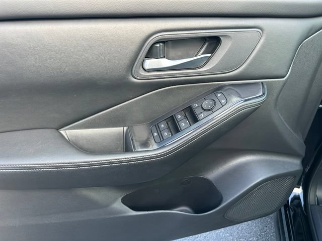 Used 2025 Nissan Rogue SV FWD image 8