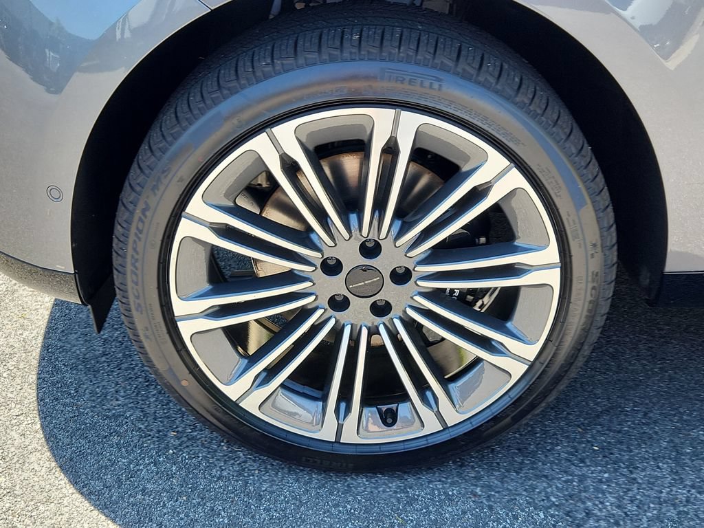 New 2026 Land Rover Range Rover Long Wheelbase SE AWD/4WD image 9