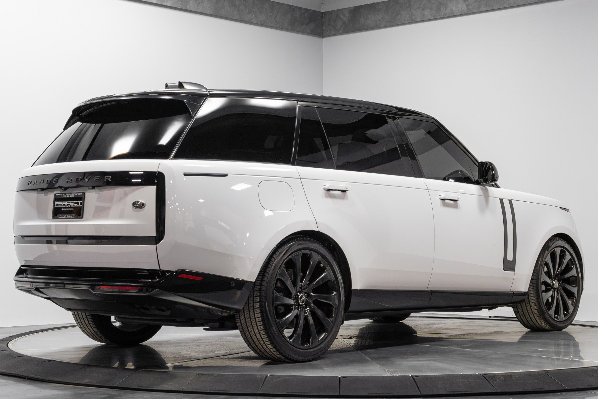 Used 2023 Land Rover Range Rover Long Wheelbase Autobiography image 13