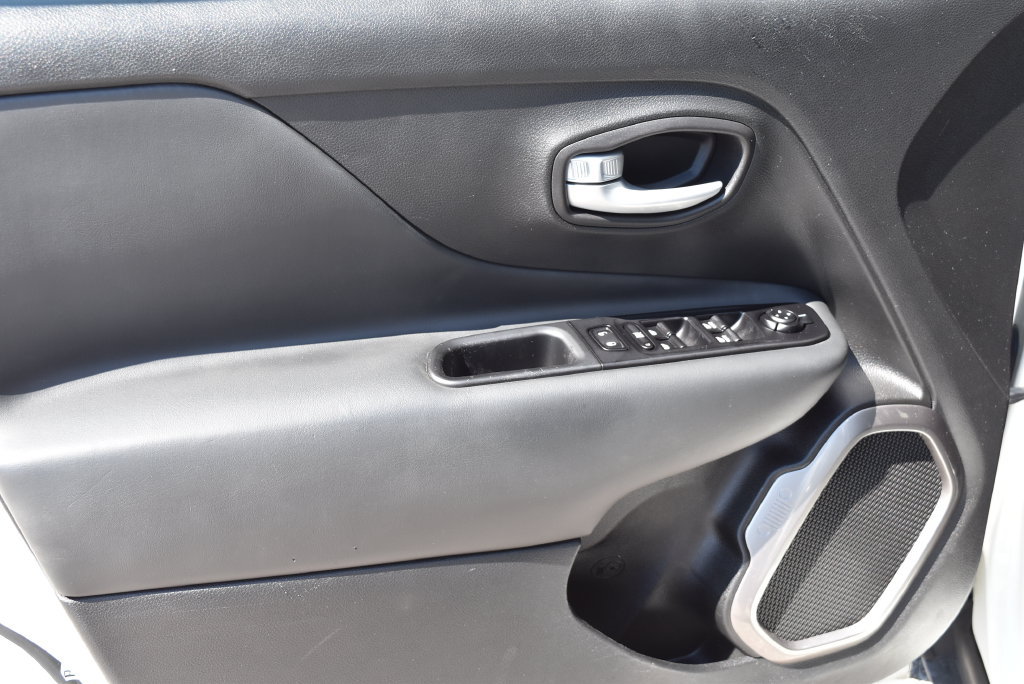 Used 2023 Jeep Renegade Latitude AWD/4WD image 8