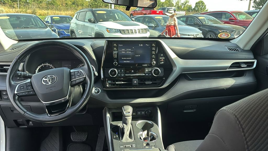 Used 2020 Toyota Highlander LE image 12