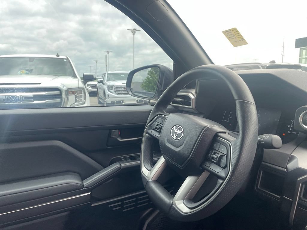 Used 2025 Toyota 4Runner SR5 AWD/4WD image 29