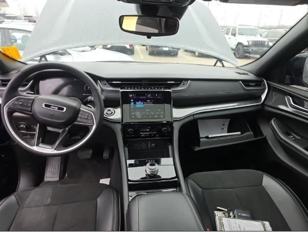 Used 2023 Jeep Grand Cherokee Altitude image 11