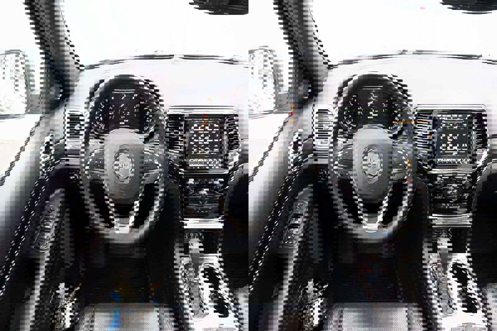 Used 2019 Jeep Grand Cherokee Limited w/ Luxury Group II image 2