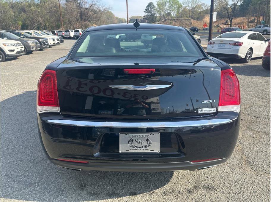 Used 2018 Chrysler 300 Limited image 7