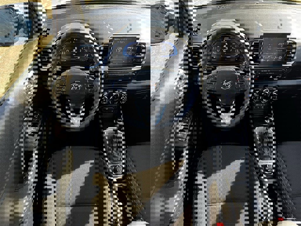 Used 2025 Hyundai Venue SEL image 13