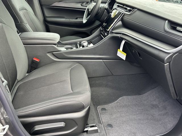 New 2025 Jeep Grand Cherokee Laredo image 13