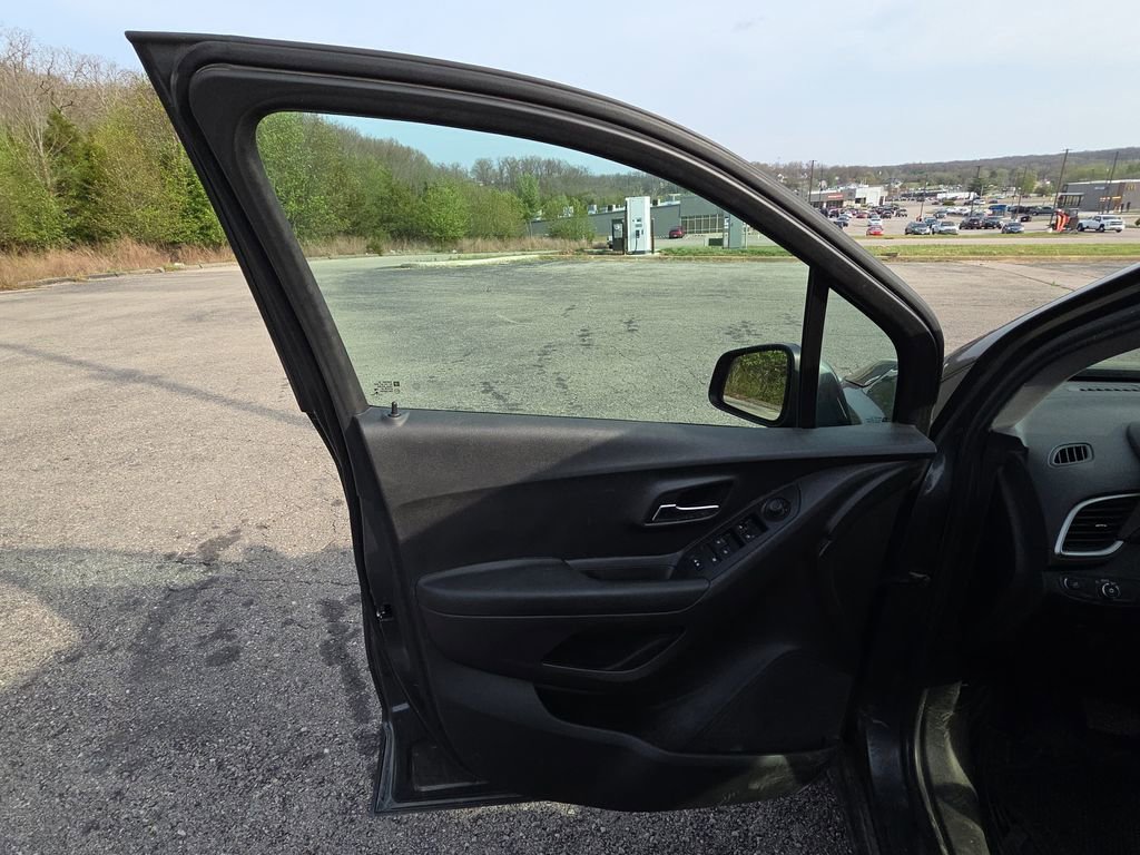 Used 2020 Chevrolet Trax LS w/ Tint and Cruise Package FWD image 7