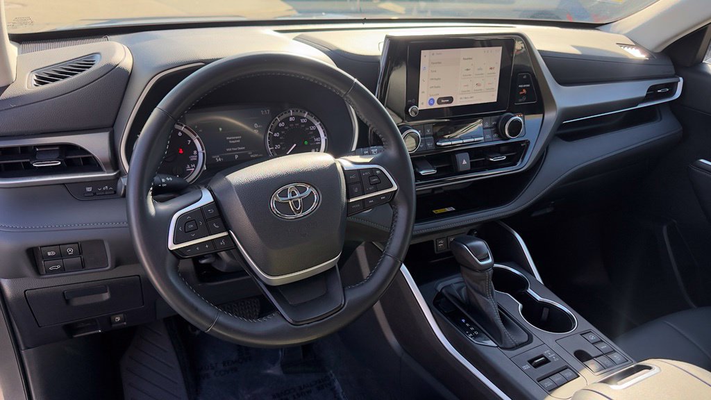 Used 2023 Toyota Highlander XLE AWD/4WD image 13