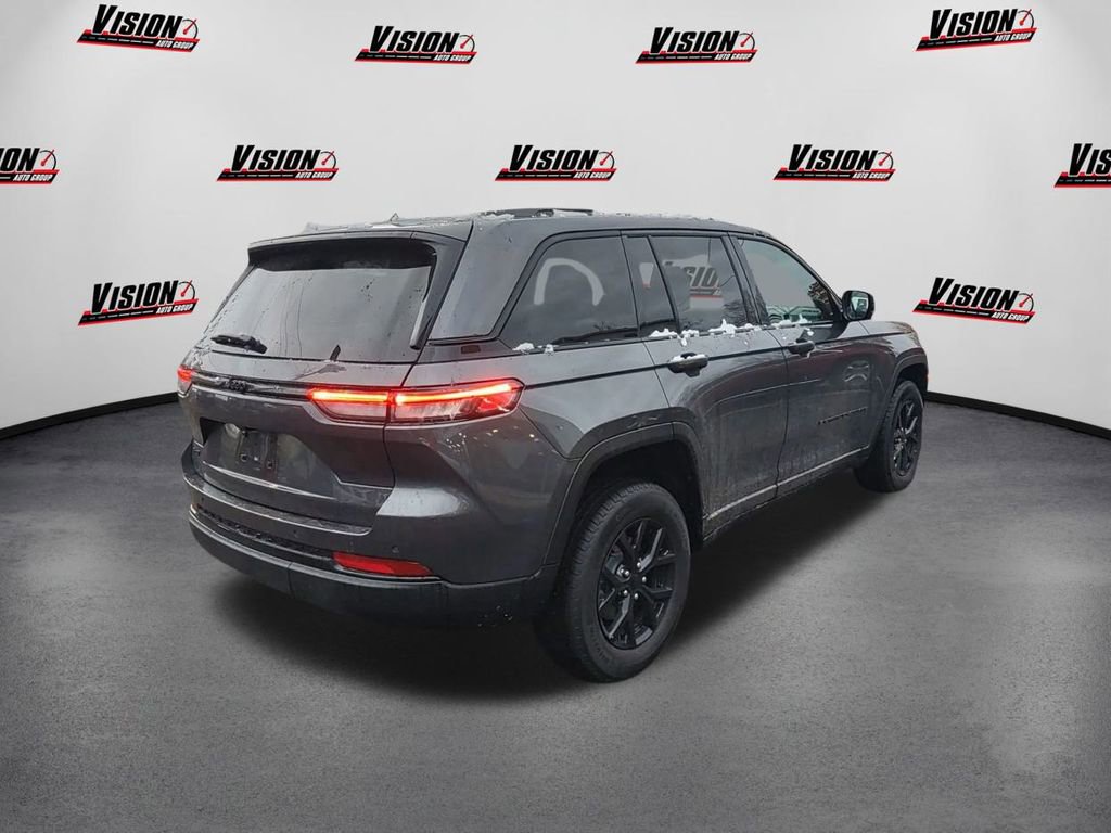 Used 2025 Jeep Grand Cherokee Altitude image 5