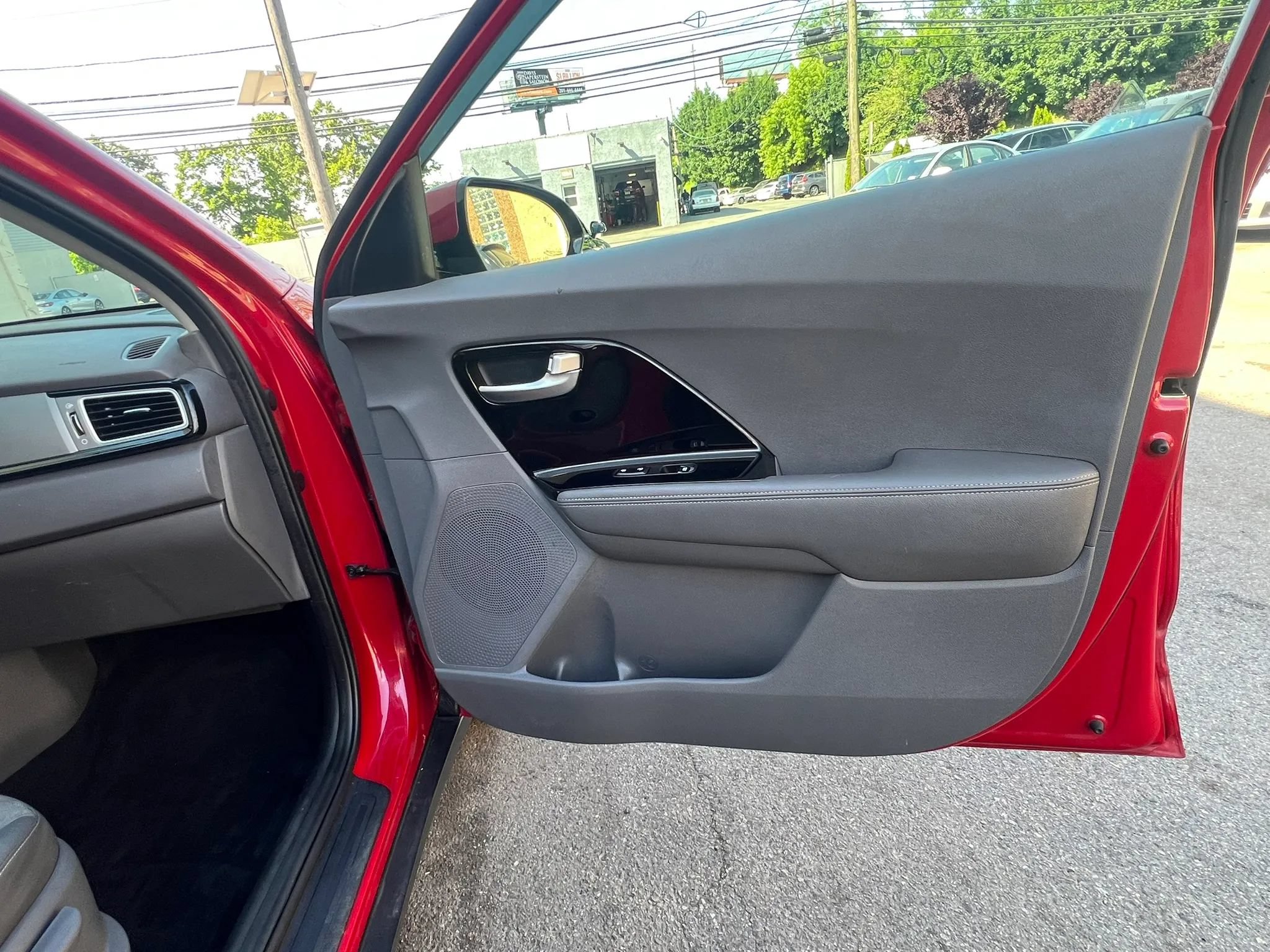 Used 2017 Kia Niro EX FWD image 32