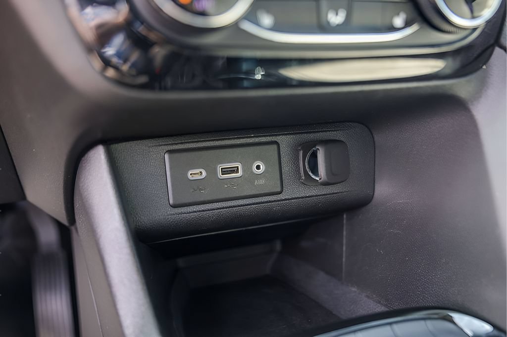 Used 2022 Buick Encore GX Essence w/ Experience Buick Package FWD image 21