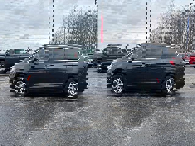 Used 2020 Chrysler Pacifica Touring w/ Advanced Safetytec Group image 4