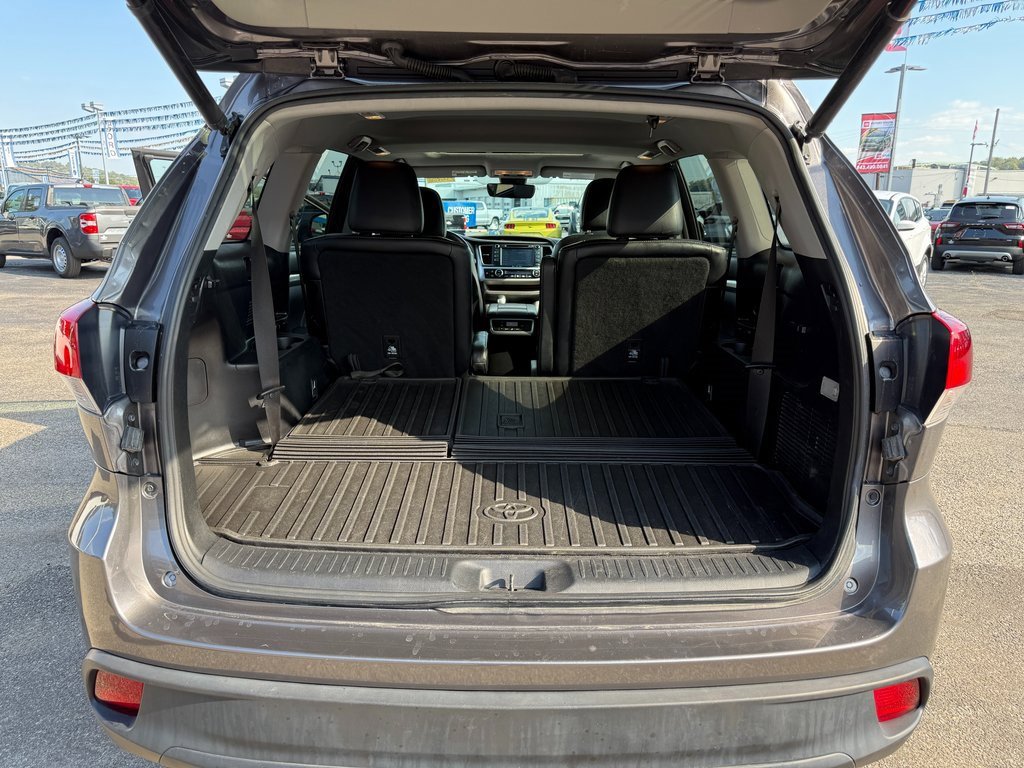 Used 2017 Toyota Highlander XLE image 32
