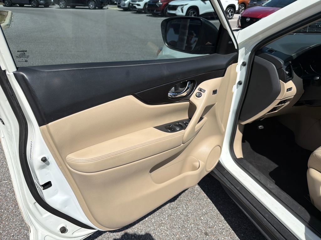 Used 2018 Nissan Rogue SV w/ Premium Package FWD image 14