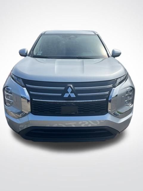 Used 2025 Mitsubishi Outlander ES image 11