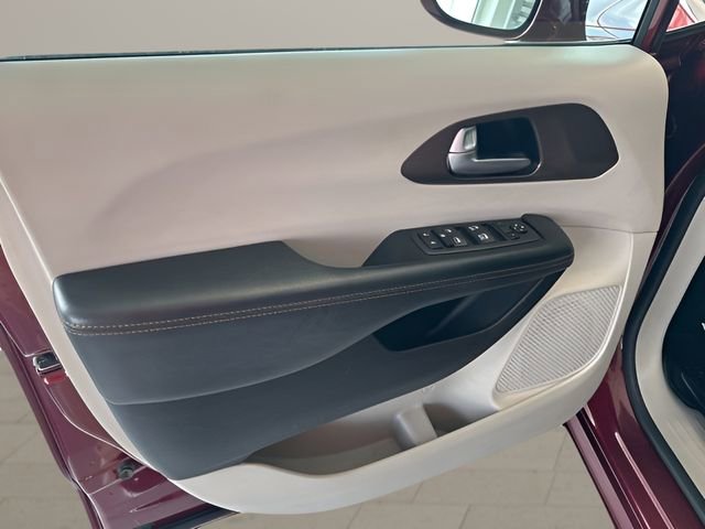 Used 2017 Chrysler Pacifica Touring-L FWD image 9