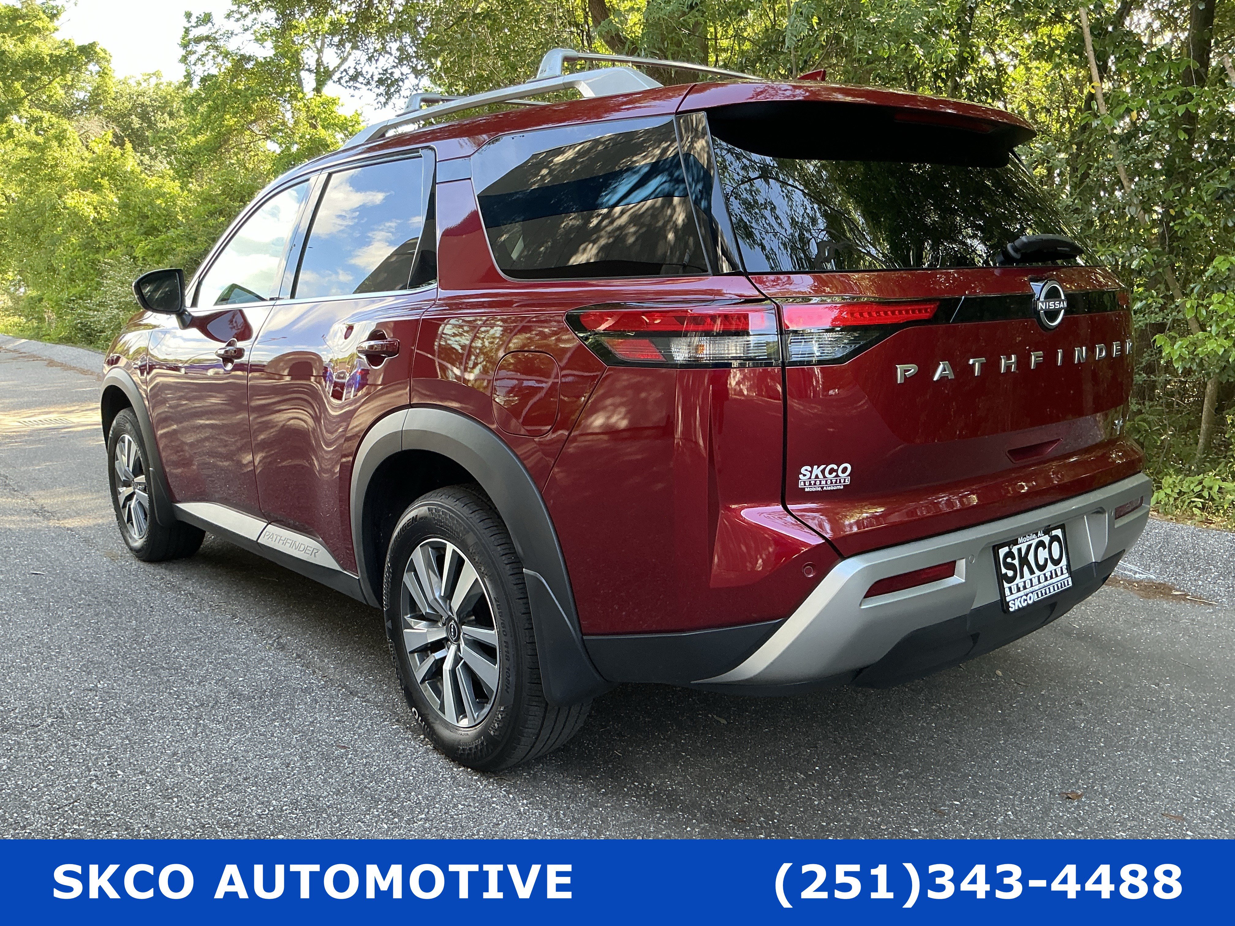 Used 2024 Nissan Pathfinder SL FWD image 3