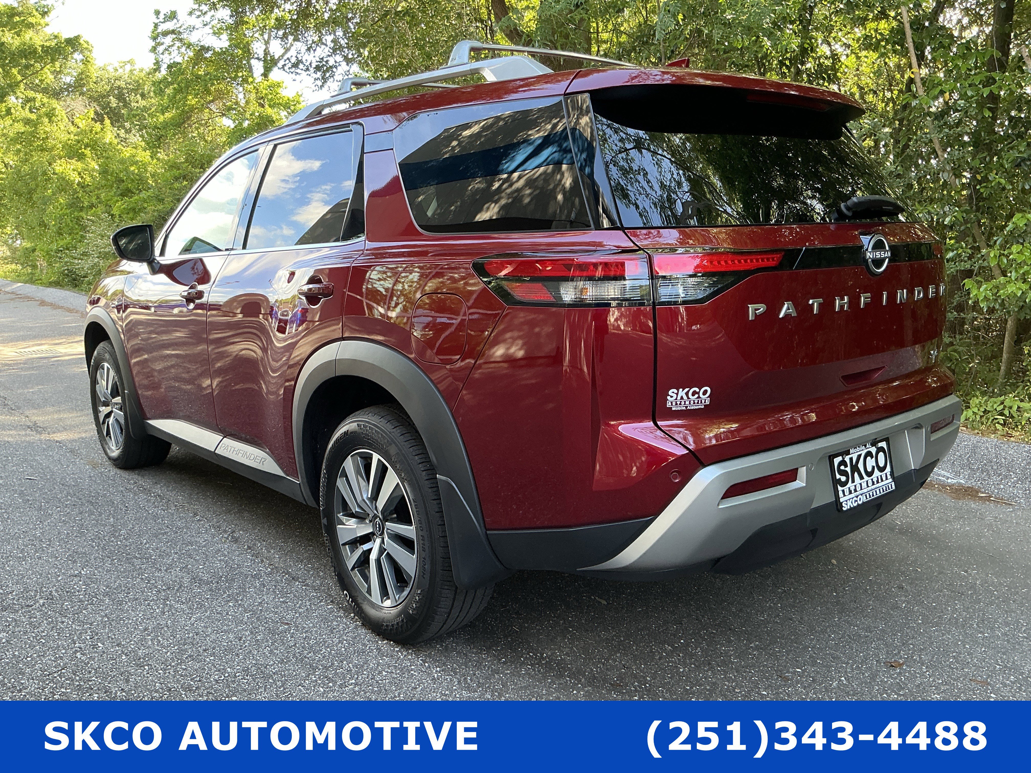 Used 2024 Nissan Pathfinder SL FWD image 3