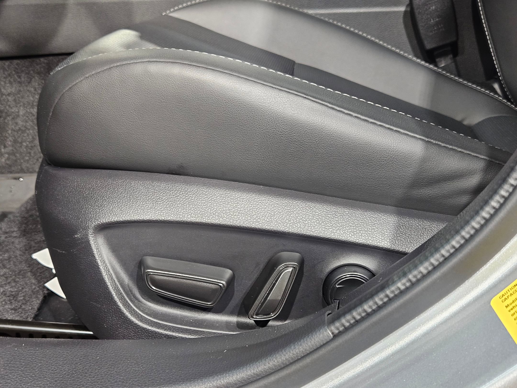 Used 2025 Toyota Prius Limited w/ Limited Premium Package FWD image 23