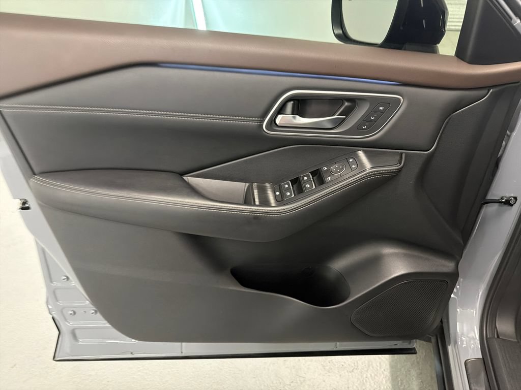 Used 2023 Nissan Rogue Platinum w/ Platinum Premium Package FWD image 13