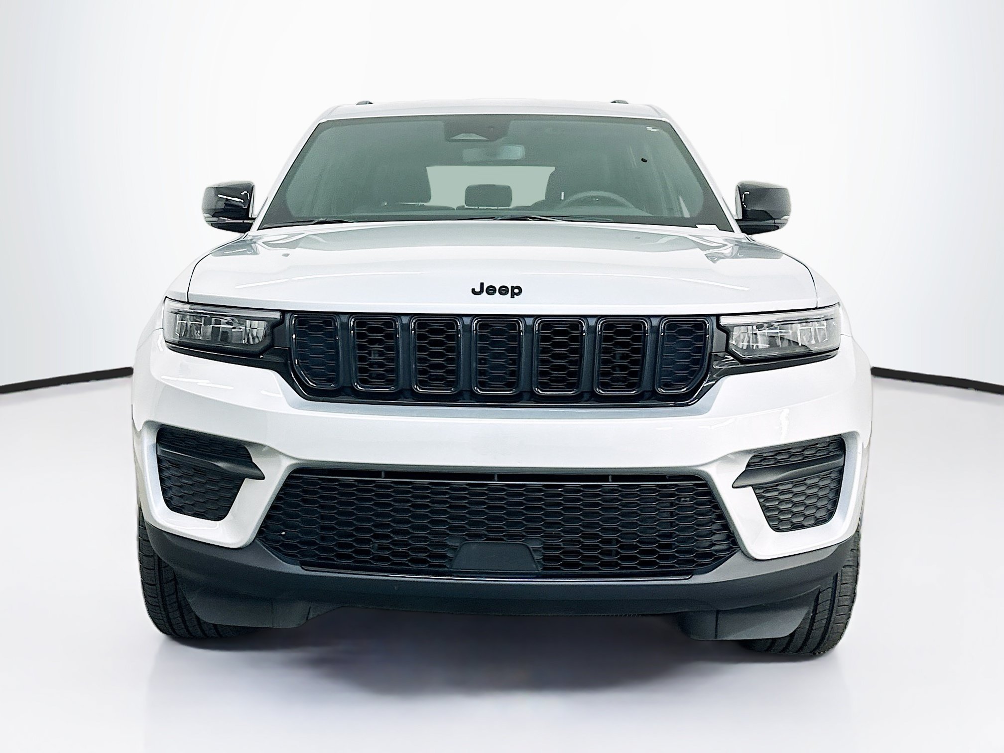 Used 2024 Jeep Grand Cherokee Altitude AWD/4WD image 2