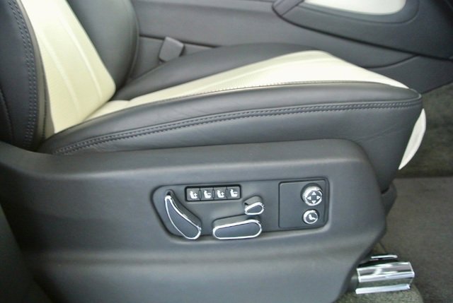 Used 2023 Bentley Bentayga AWD/4WD image 22
