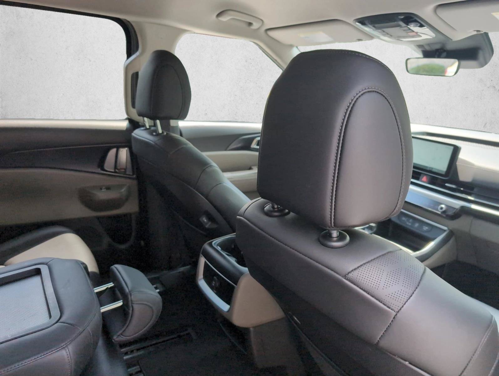 Used 2025 Kia Carnival FWD image 25