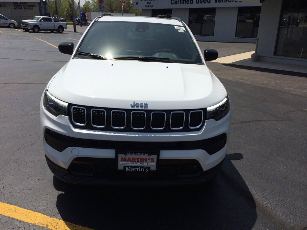 Used 2023 Jeep Compass Latitude w/ Sun and Sound Group AWD/4WD image 3