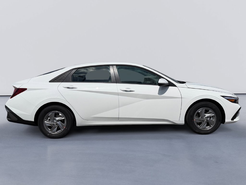 New 2026 Hyundai Elantra SE FWD image 2