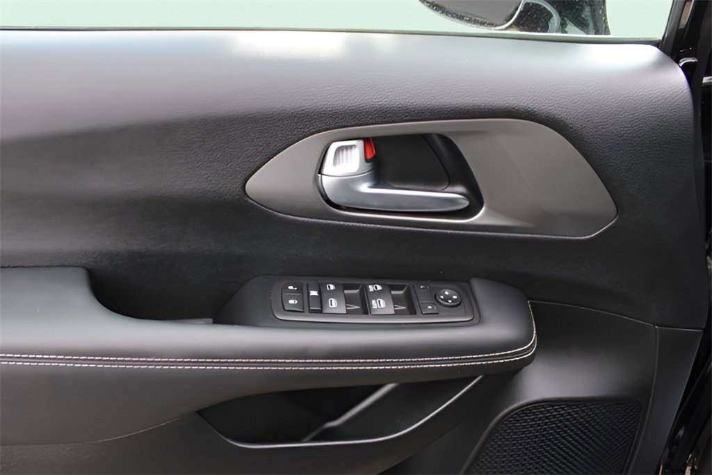 Used 2025 Chrysler Voyager LX image 18