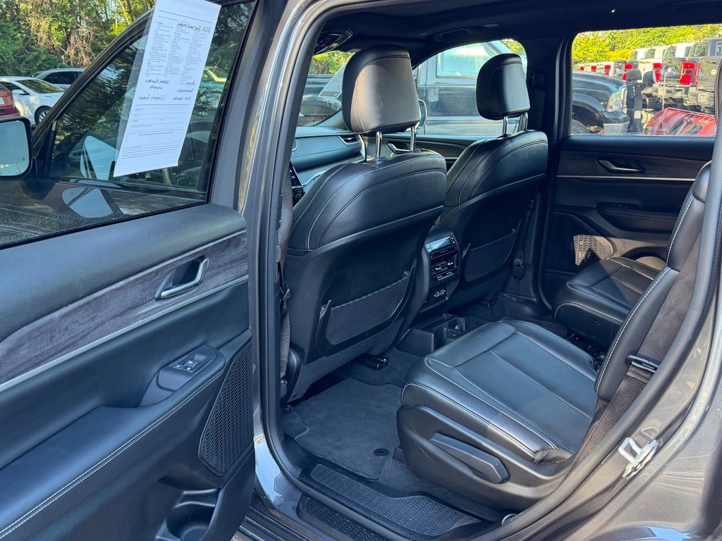 Used 2024 Jeep Grand Cherokee L Limited w/ Black Appearance Package AWD/4WD image 18