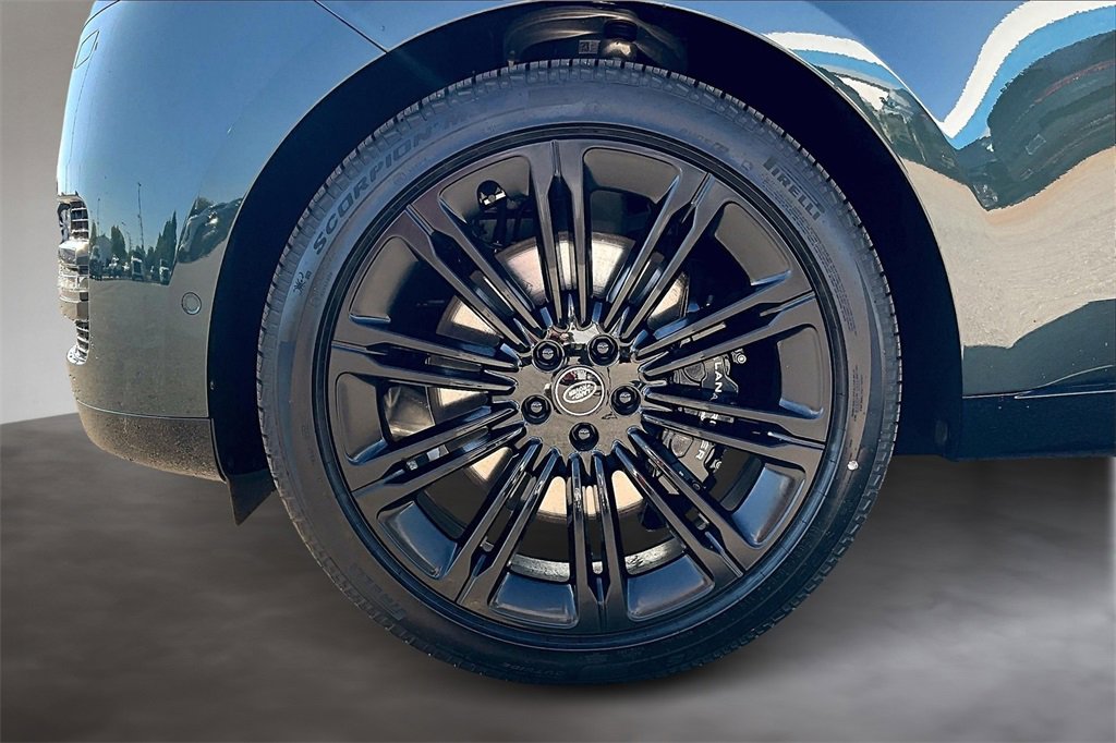 New 2025 Land Rover Range Rover Long Wheelbase SE image 12