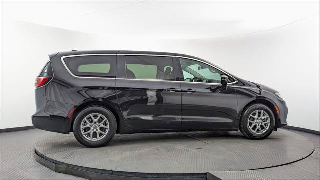 Used 2023 Chrysler Pacifica Touring-L FWD image 9