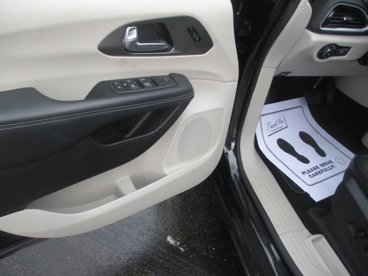 Used 2023 Chrysler Pacifica Touring-L FWD image 18