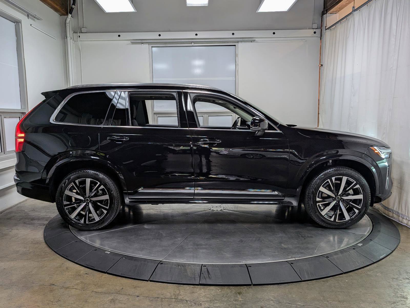 Used 2025 Volvo XC90 B5 Core w/ Protection Package Premier image 10