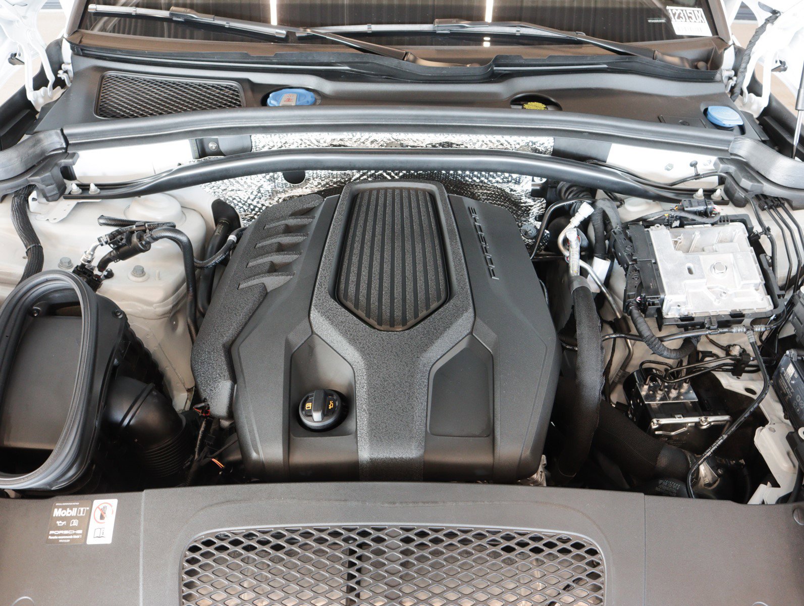 Used 2025 Porsche Macan image 27