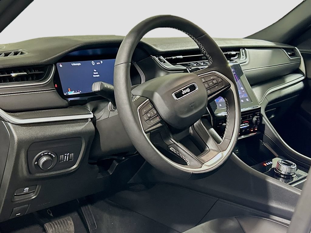 Used 2025 Jeep Grand Cherokee Altitude RWD image 8